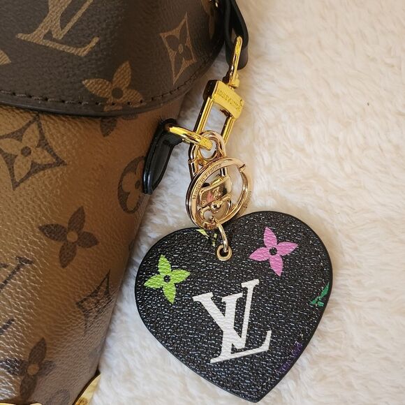 Authentic Louis Vuitton Monogram Heart Charm - Picture 4 of 12